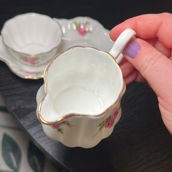 Vintage Royal Stuart rose floral porcelain creamer and sugar with underplate - Picture 3 of 16